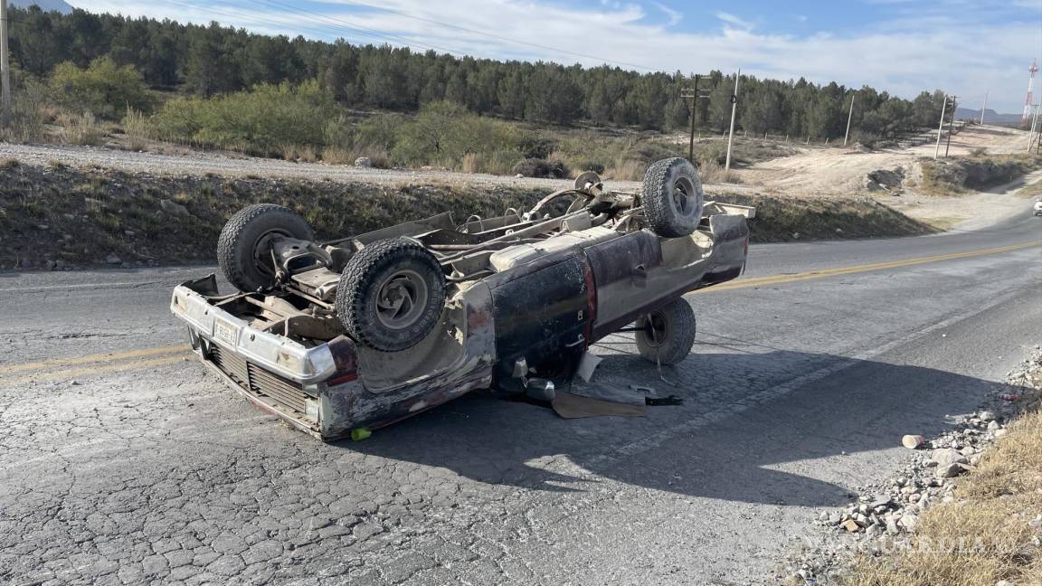 Camioneta choca a automóvil y vuelca en carretera a Zacatecas
