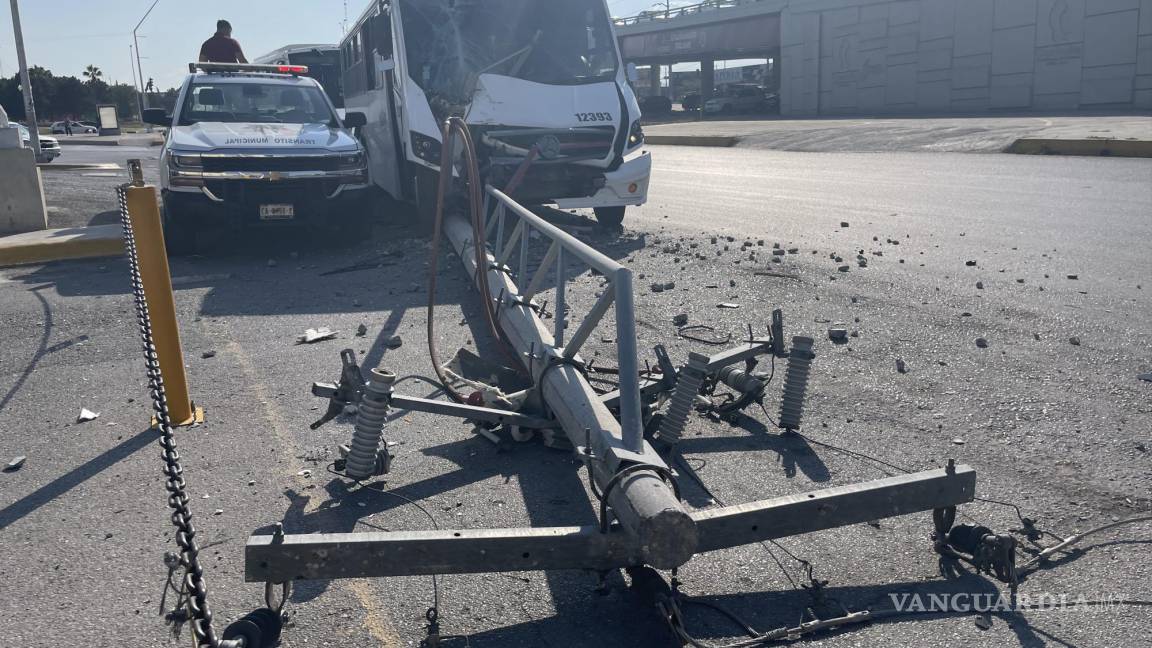 Accidente de autobús de transporte de personal deja 10 heridos en Saltillo