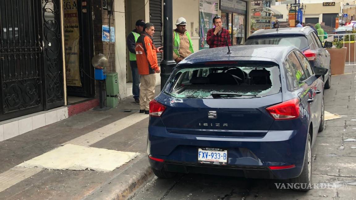 $!En Saltillo cae estructura de un edificio sobre un carro, ante fuertes vientos en la ciudad