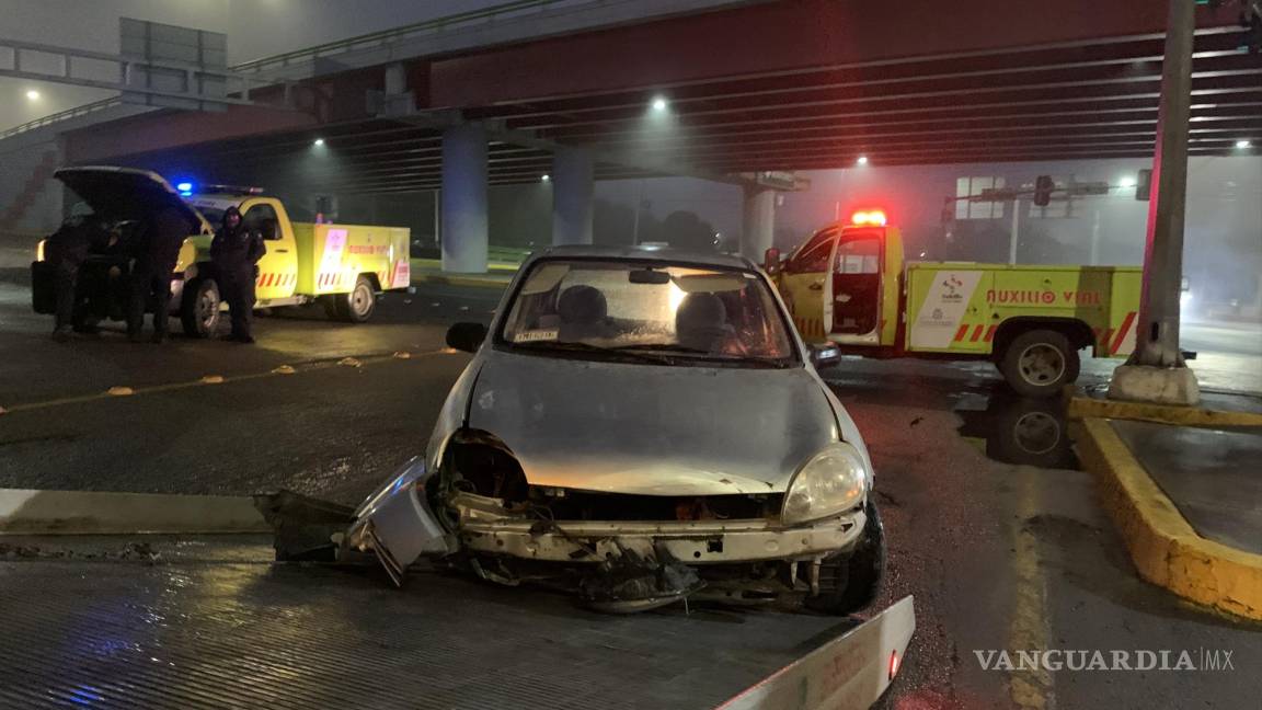 Se impacta y abandona su vehículo en periférico de Saltillo