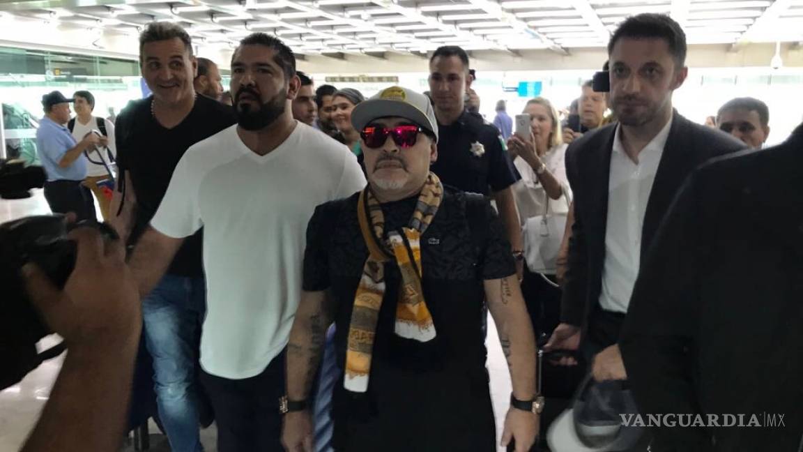 Tal como en Rusia 2018, Maradona llega 'entonado' a Culiacán y da sus primeras palabras... o lo que se le entendió