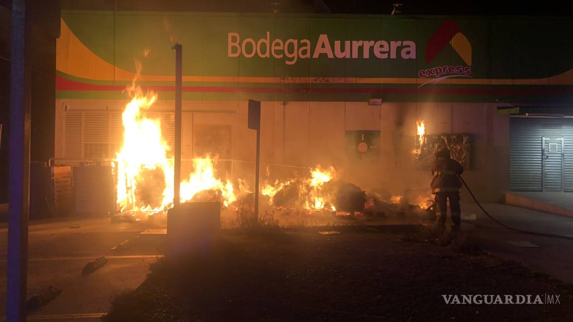 Prenden fuego a tarimas y cartón al exterior de tienda de autoservicio en Saltillo