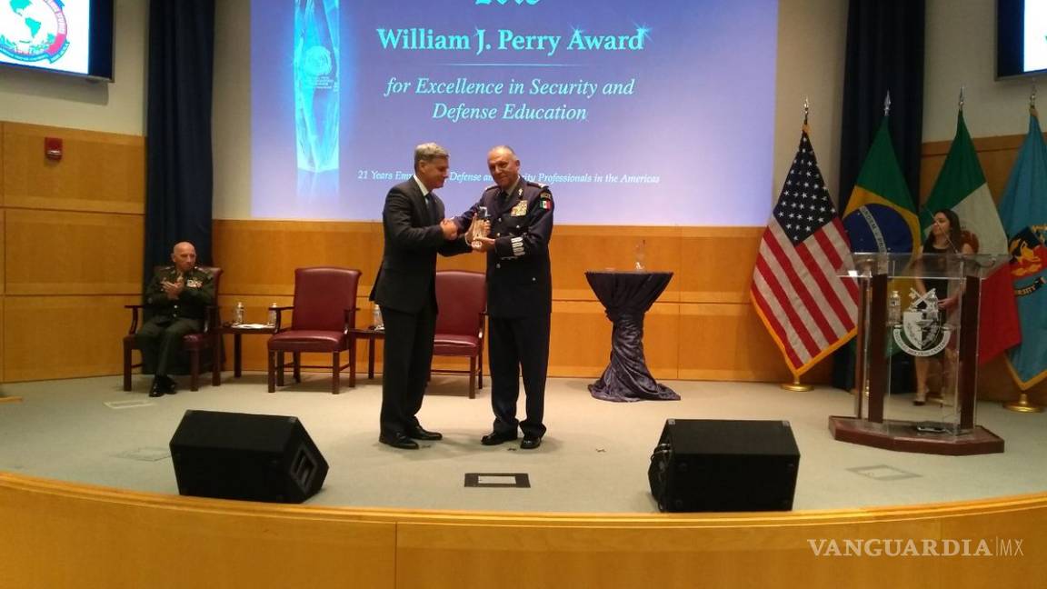 Distinguen a Salvador Cienfuegos con el premio ‘William J. Perry’