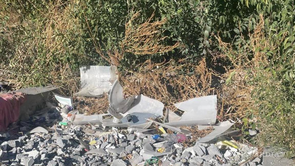 $!La acumulación de basura en el arroyo cercano preocupa a los colonos por el impacto ambiental y los riesgos de seguridad.