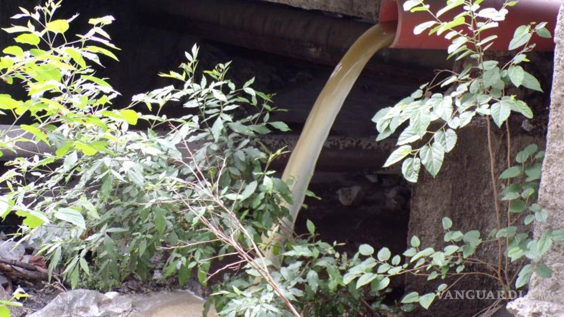 $!El agua del drenaje se dirigió al arroyo, por que de otra manera terminaría vertida en las calles, explicó el ingeniero encargado de la obra.