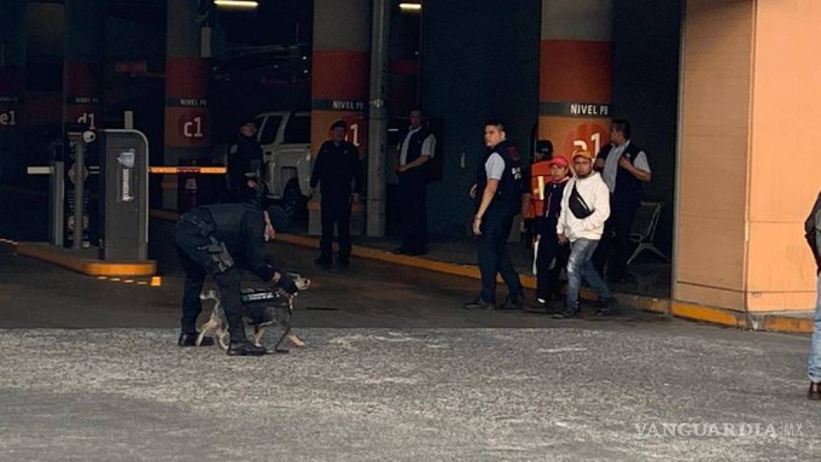 Policías desalojan centro comercial en CDMX por amenaza de bomba