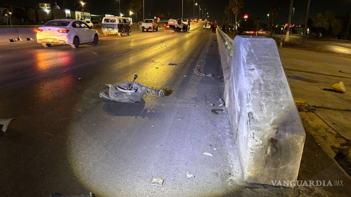 $!La llanta desprendida de la camioneta quedó en medio de la vía, obstruyendo parcialmente el tráfico.
