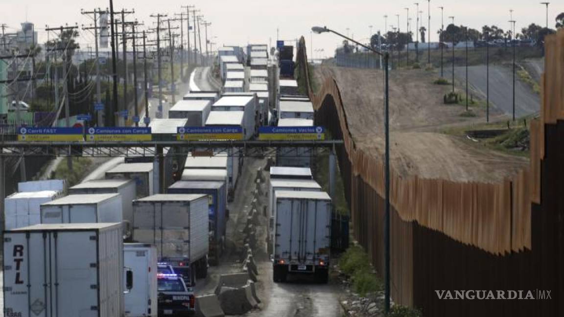 Hasta ocho horas tienen que esperar transportistas para cruzar a El Paso desde Juárez