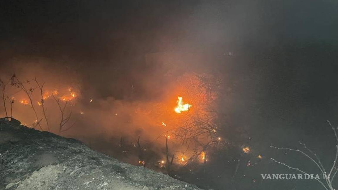 $!Tras 45 minutos de labor, los bomberos lograron sofocar el 80% del incendio y evitar mayores daños.