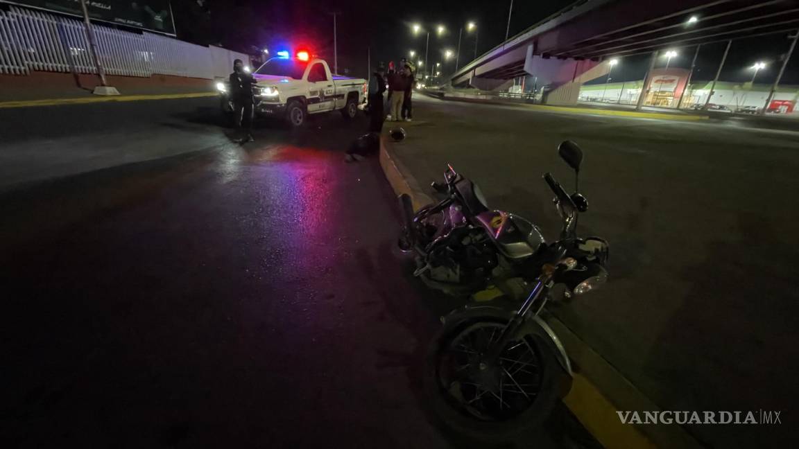Mujer choca contra cuneta y ‘vuela’ de motocicleta en Saltillo; se encuentra grave