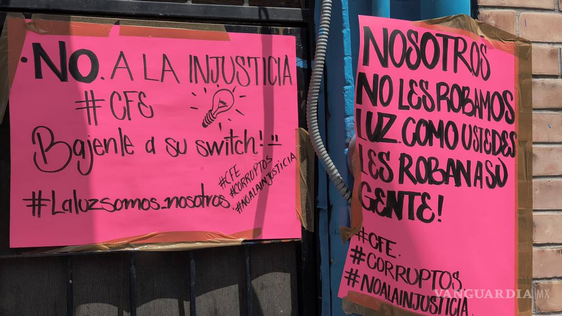 $!Pancartas colocadas afuera de “Delicias de mi General” exigen justicia y fin a la extorsión de la CFE.