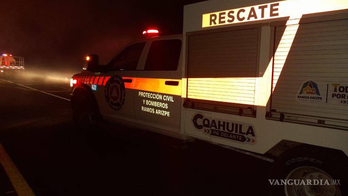 $!Protección Civil atendió la emergencia y evitó que las llamas alcanzaran la totalidad de la carga.