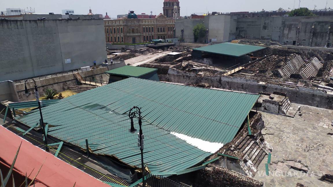 $!Trabajos de peritaje y salvaguarda del Templo de las Águilas del Templo Mayor cuyo techo se desplomó la noche de ayer tras la intensa lluvia.