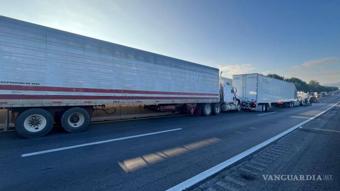 $!El carril procedente de Matehuala con dirección a Saltillo quedo obstruido debido al accidente.