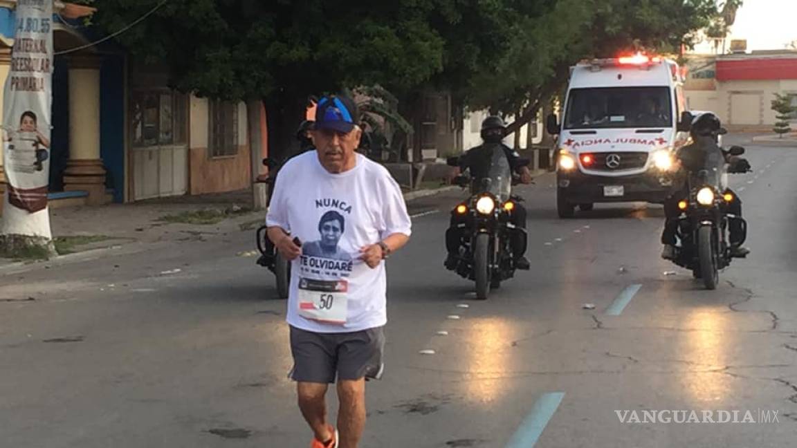 Fue el último corredor del Maratón Lala; lo hizo con una playera que dice: 'Nunca te olvidaré'