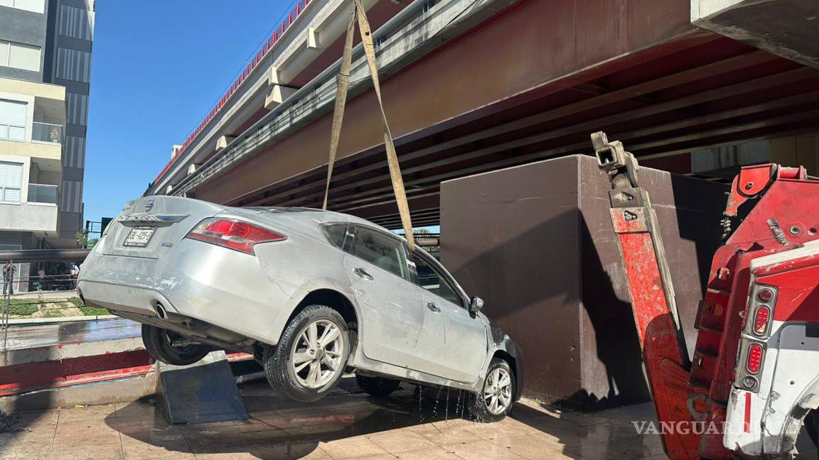 Cae auto con adulto mayor a canal del Paseo Santa Lucía, en Monterrey