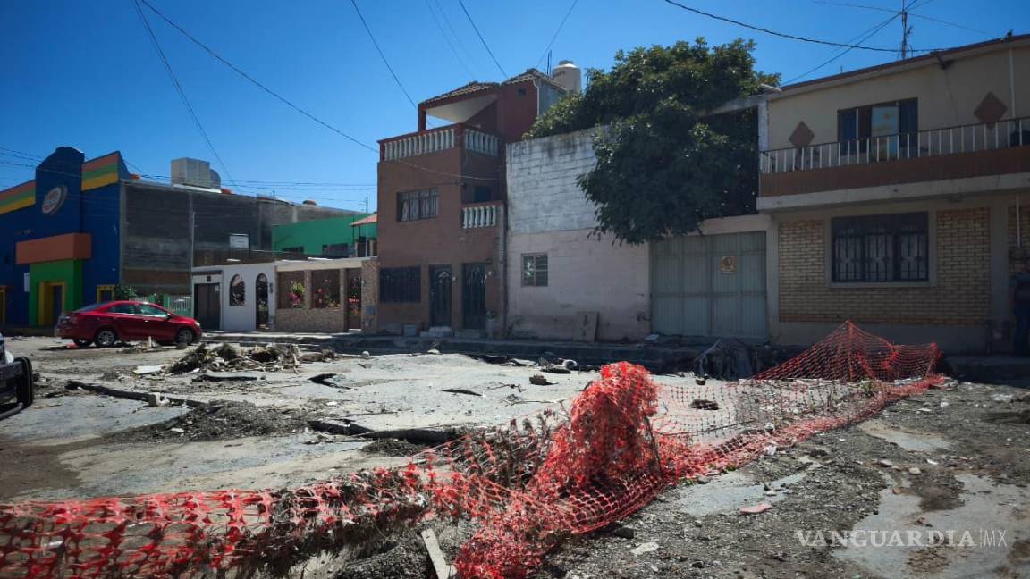$!Reparaciones mal planeadas o incompletas en banquetas y canales contribuyeron a que el socavón se formara nuevamente en el mismo lugar. | Foto: Homero Sánchez