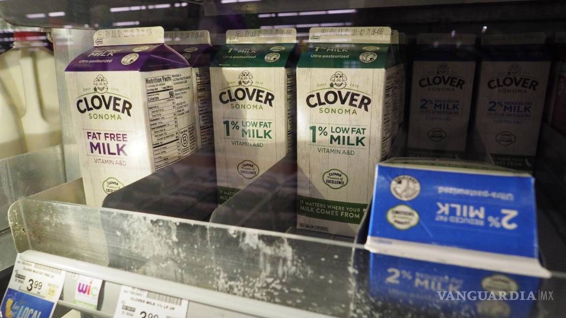 $!Se exhibenla leche en una tienda en Oakland, California. El USDA espera que todos los precios de los alimentos aumenten entre un 4.5 y un 5.5 por ciento este año.