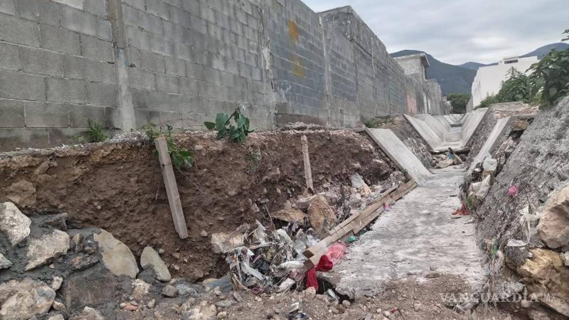 $!Constructora dejó pendiente canal de desagüe, provocando afectaciones con las lluvias.