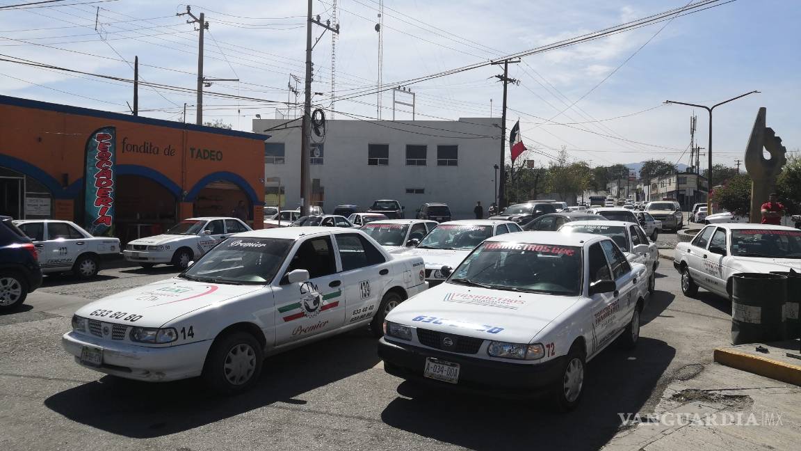 $!Protestan taxistas en Seguridad Pública de Monclova para lograr la liberación de su líder sindical