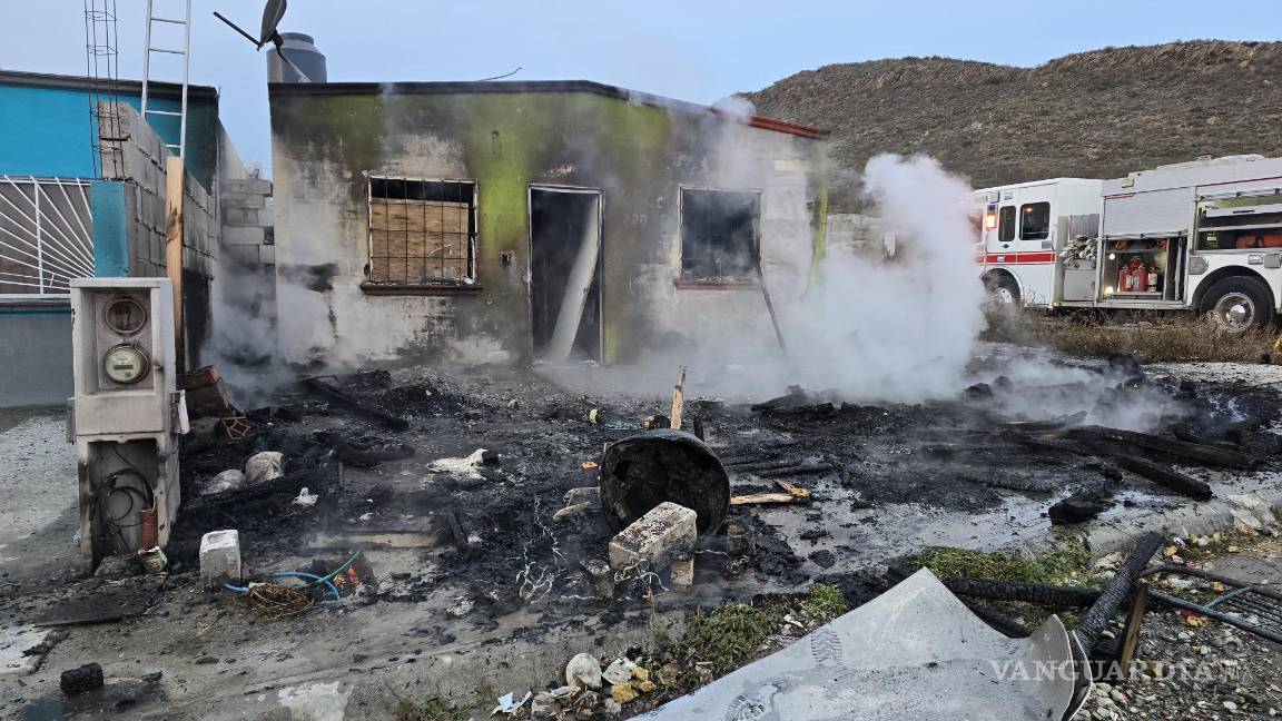 $!La rápida intervención de los bomberos evitó que el fuego afectara a casas vecinas.