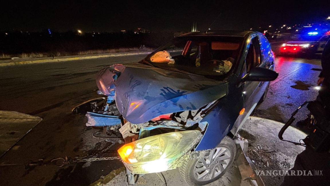 $!El vehículo siniestrado fue remolcado al corralón mientras el conductor era trasladado al hospital.