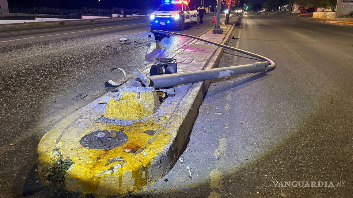 $!El semáforo derribado quedó destruido en el camellón central de la calle Mariano Abasolo.