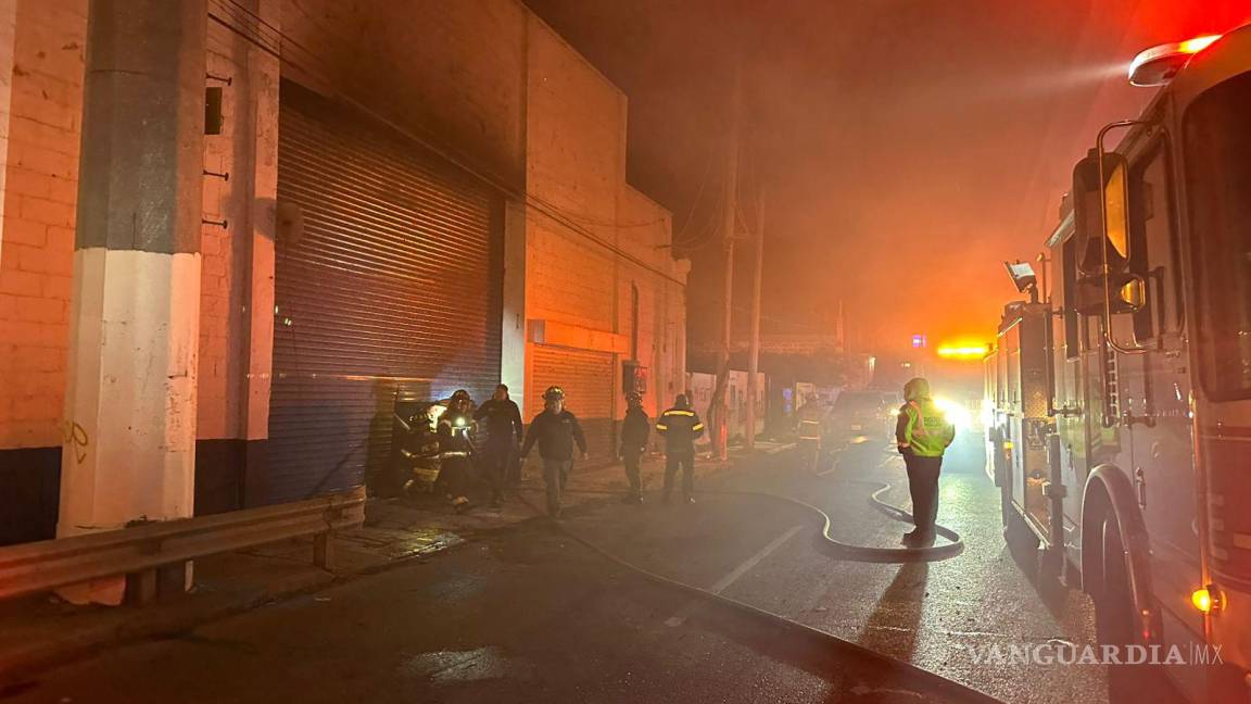 Incendio afecta tres bodegas en Monterrey, Nuevo León