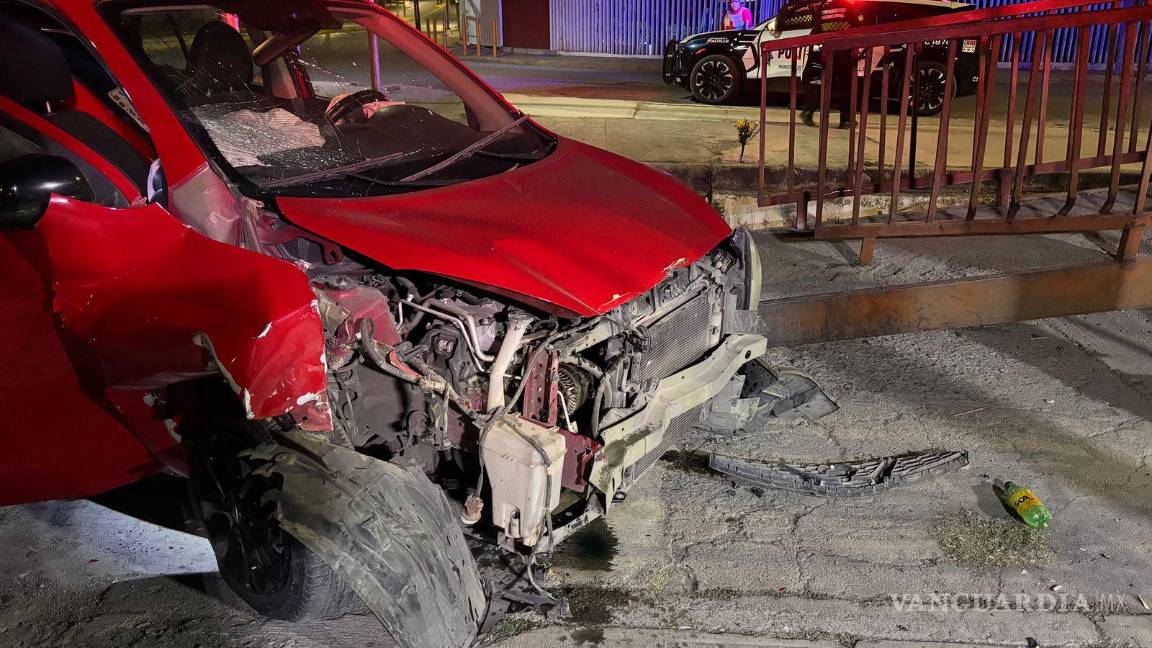 $!Una mujer que viajaba como acompañante sufrió lesiones y fue trasladada a un hospital para su valoración.