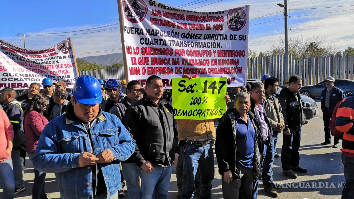 Seguidores y opositores de Napoleón Gómez Urrutia se enfrentan durante marcha en Monclova
