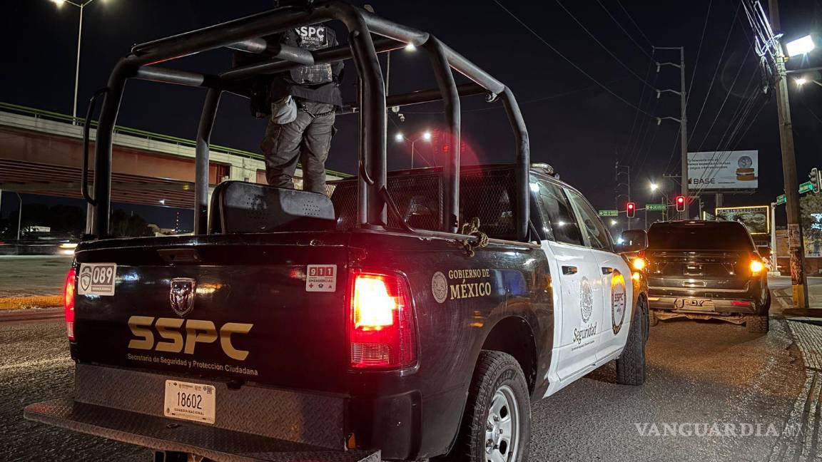 $!Cuatro patrullas federales escoltaron al detenido desde Saltillo hasta su entrega ante las autoridades.