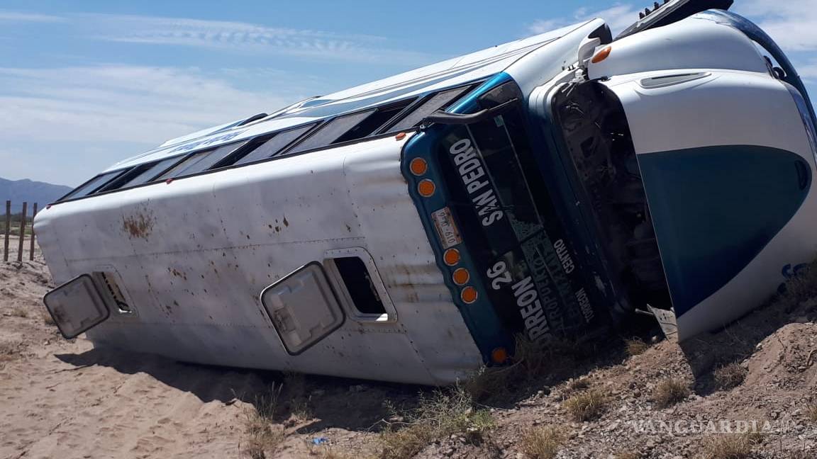 Por lo menos 16 pasajeros lesionados en volcadura de autobús en la Torreón-San Pedro