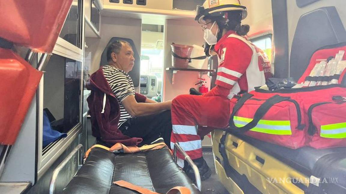 $!Personal de la Cruz Roja valoró en el lugar al conductor y a los ocupantes de los vehículos impactados tras el accidente en el bulevar Morelos.