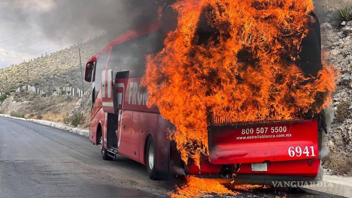 $!El camión quedó totalmente consumido por las llamas.
