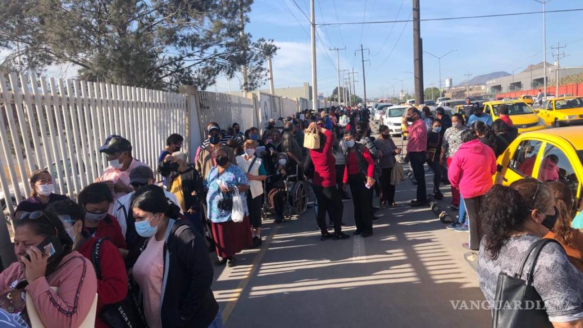 Se registran aglomeraciones y filas kilométricas de autos por jornada de vacunación en Saltillo
