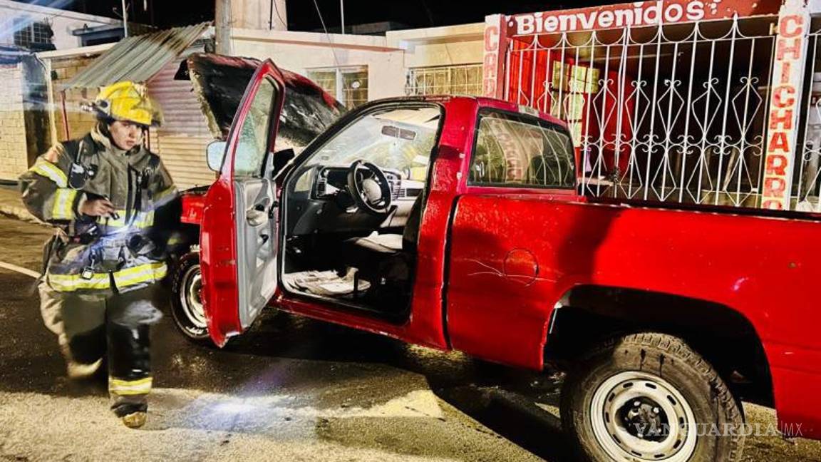 $!La camioneta Ford terminó con daños severos tras el siniestro; no hubo personas lesionadas.