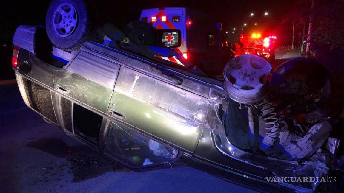 $!Testigos rompieron los vidrios para sacar al joven ileso de la camioneta volcada.