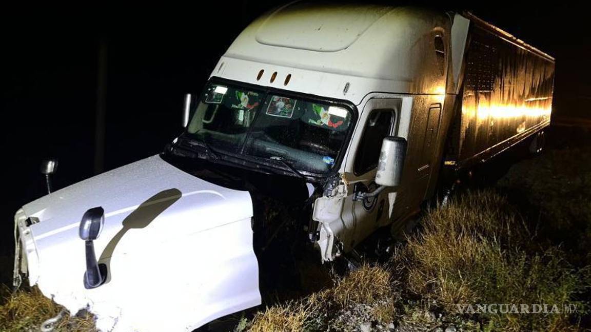 $!Peritos de la Fiscalía General del Estado llevan a cabo las diligencias pertinentes para determinar las circunstancias del accidente y la causa del fallecimiento.