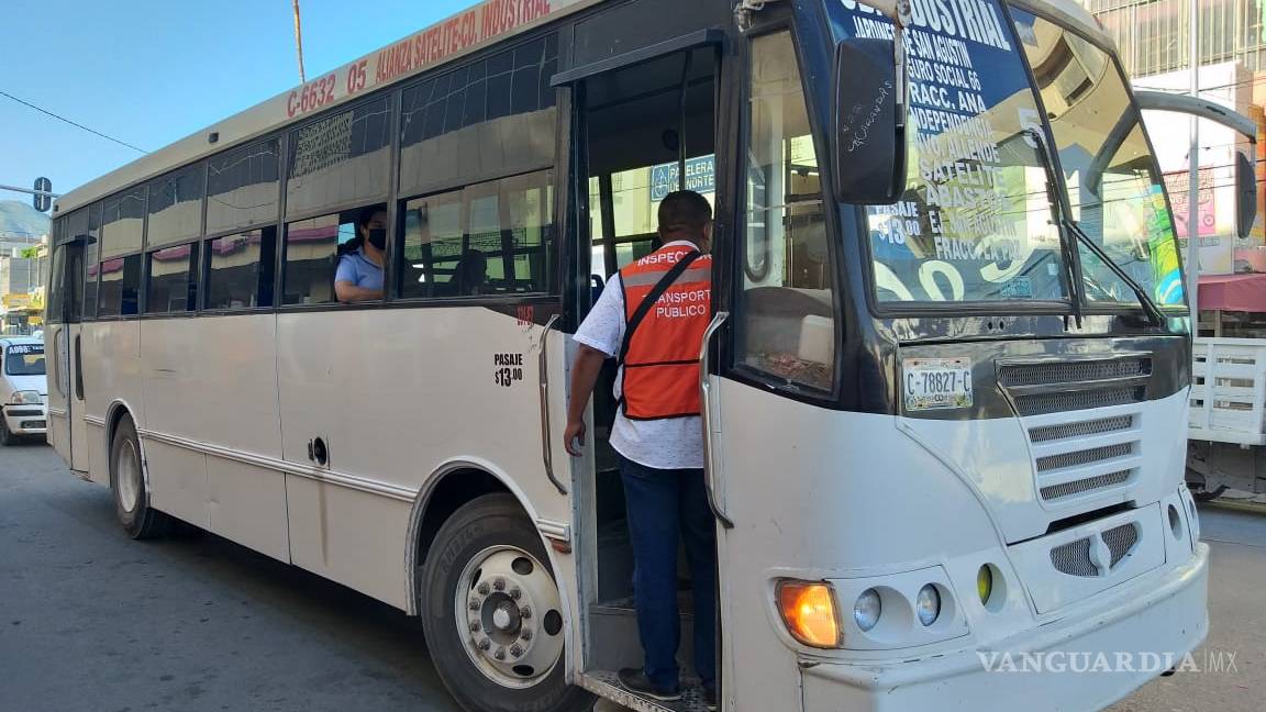 Sanitizan en Torreón paradas de autobús y revisa condiciones higiénicas en transporte público