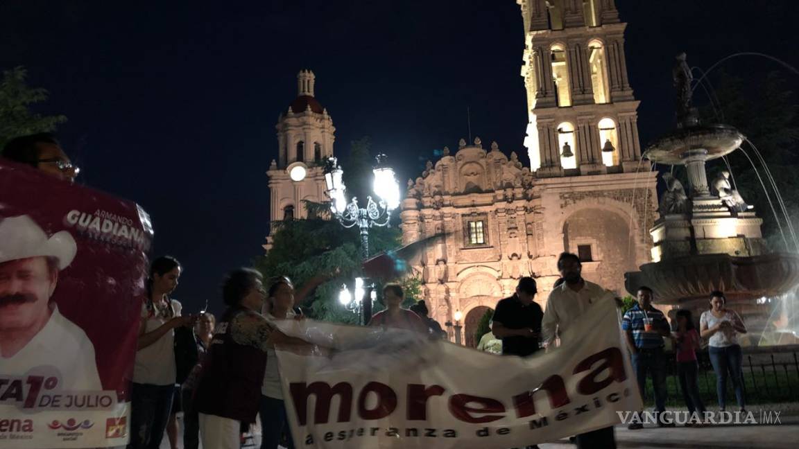 Morena festeja triunfo de AMLO y Guadiana en la Plaza de Armas de Saltillo