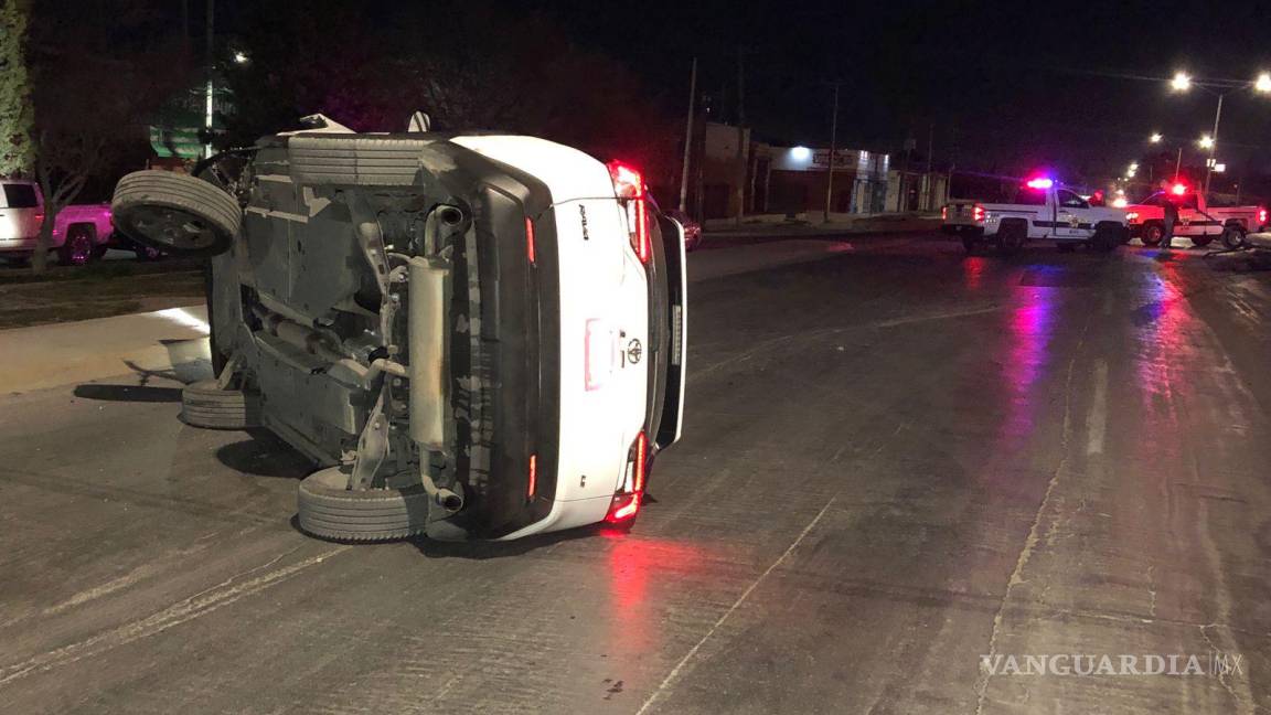 Mujer pierde el control y derriba luminaria en Saltillo; resulta ilesa de milagro