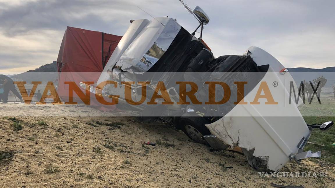 $!Volcadura de tráiler con cargamento de maíz paraliza la Carretera 57 rumbo a Saltillo