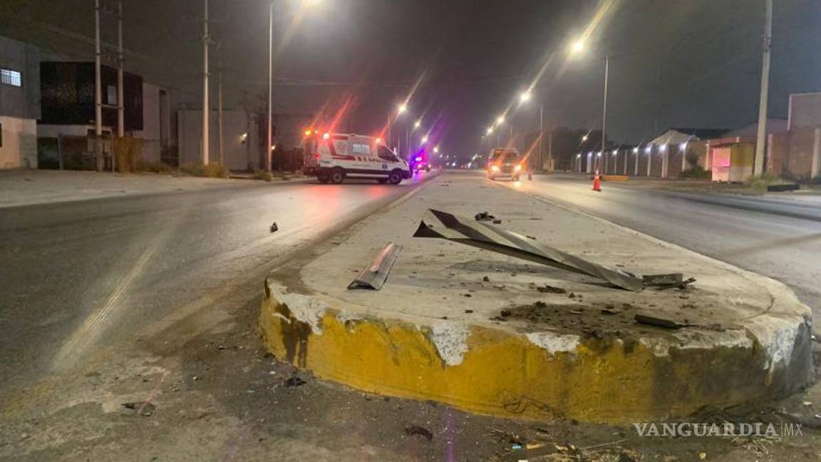 $!Elementos de emergencia atendieron a la conductora en el lugar minutos después del accidente.