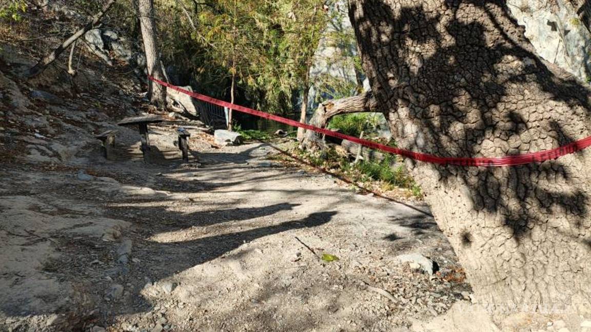 $!Oficiales municipales acordonan el área de la cascada para permitir las labores de los servicios periciales.