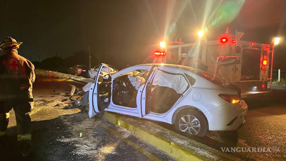 $!Los socorristas trabajaron en equipo para liberar al hombre atrapado en el vehículo.