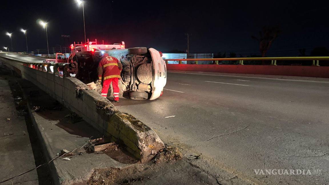 $!Paramédicos de la Cruz Roja brindaron atención al conductor, quien sufrió un golpe en la nariz.