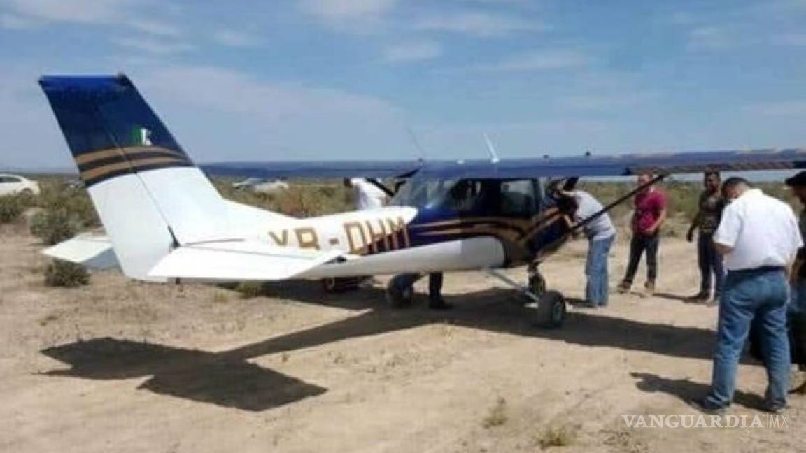 Así aterrizó de emergencia avioneta en carretera de Coahuila