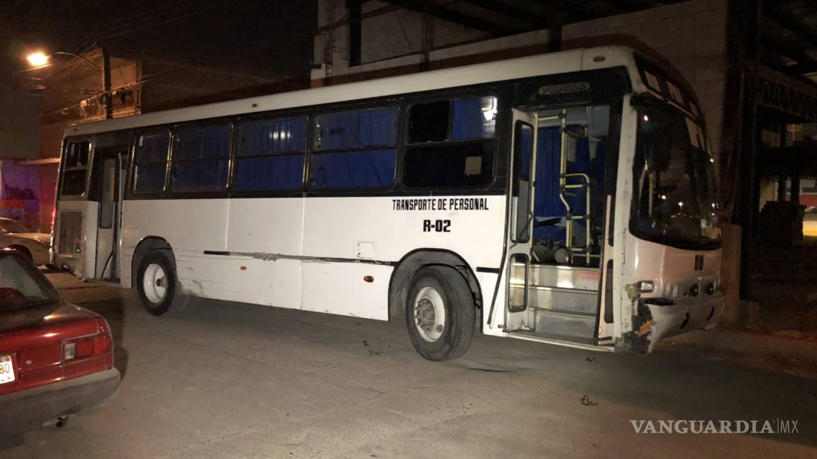 Transporte de personal ocasiona daños a varios vehículos en Saltillo