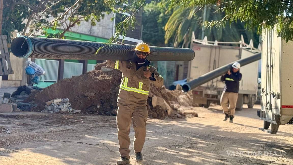 $!Las obras cuentan con señalización y apoyo de Tránsito y Vialidad, mientras se instalan tuberías de alta durabilidad para mejorar el servicio de drenaje en la ciudad.