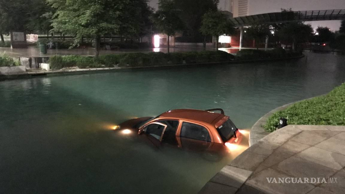 Pareja cae al agua y deja su auto en el Paseo Santa Lucía de Nuevo León